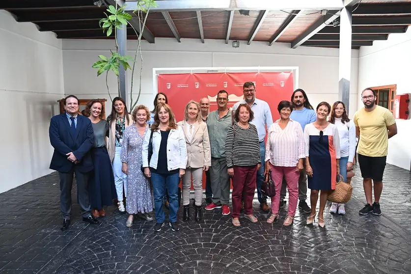 Isidro Pérez junto a las asociaciones y ONG.