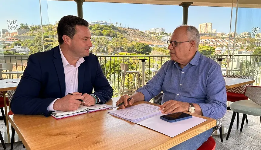 Óscar Noda con Casimiro Curbelo.