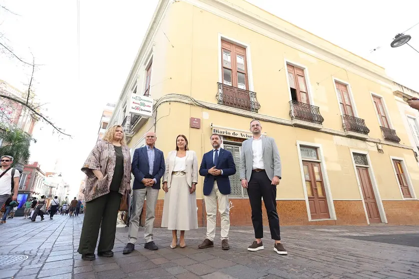 Astrid Pérez junto al edificio a rehabilitar.