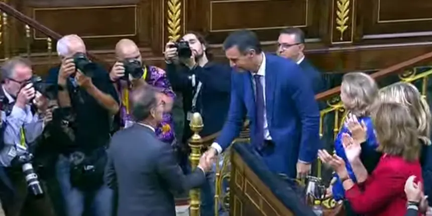 Momento del saludo entre Pedro Sánchez y Alberto Núñez Feijoo este jueves. 