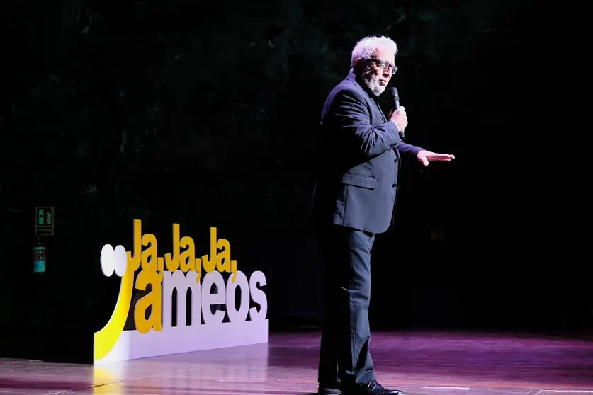 Leo Harlem sobre el escenario de los Jameos del Agua.