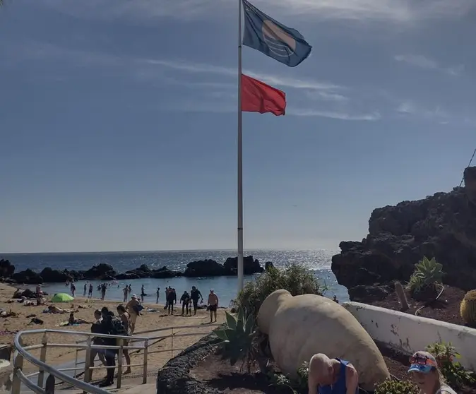 Imagen de la playa con la bandera roja.