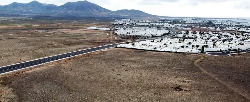 Imagen aérea de Playa Blanca en el que se ve al fondo el plan parcial Costa Roja.