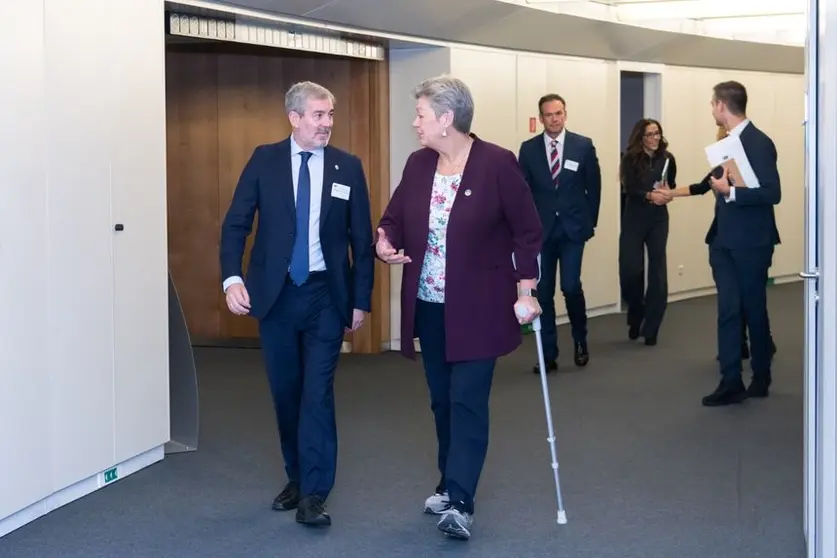 La comisaria europea de Asuntos de Interior, Ylva Johansson, con el presidente del Gobierno de Canarias, Fernando Clavijo.