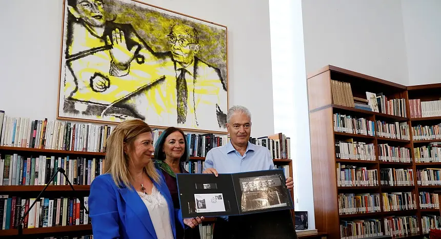 José Juan Cruz junto al sello homenaje.