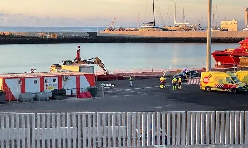 Imagen de la llegada de un grupo de inmigrantes a Puerto Naos con Salvamento Marítimo.