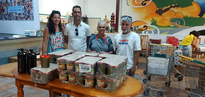Imagen del momento de la entrega de los alimentos.