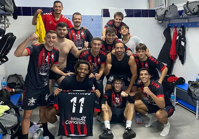 Jugadores del San José Obrero celebrando la victoria.