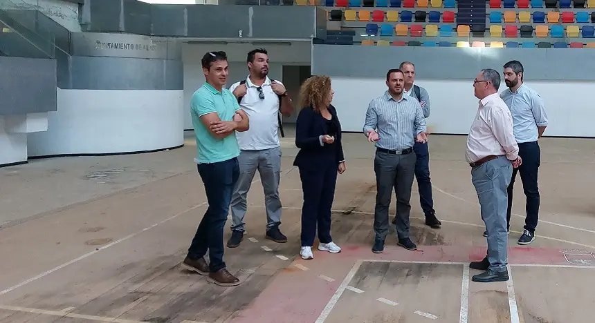 El alcalde de Arrecife, junto a la concejala de Deportes y directivos de Clece muestran a los medios el interior del Pabellón, y sus muchas deficiencias