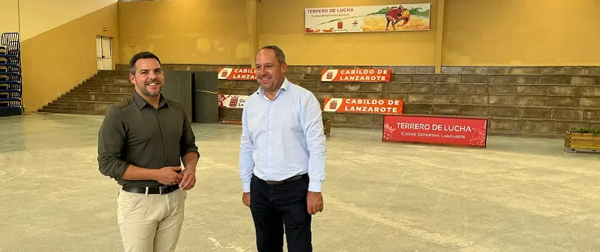 Jacobo Medina y Juan Monzón en el terrero de lucha de la Ciudad Deportiva