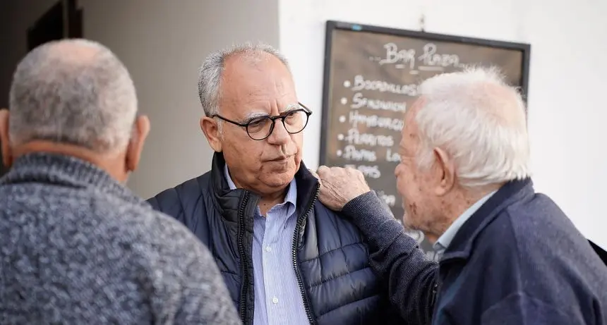 Casimiro Curbelo charlando con dos personas mayores en La Gomera.