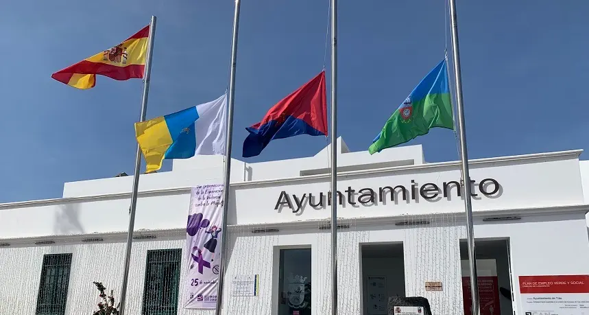 Banderas del Ayuntamiento de Tías a media hasta.