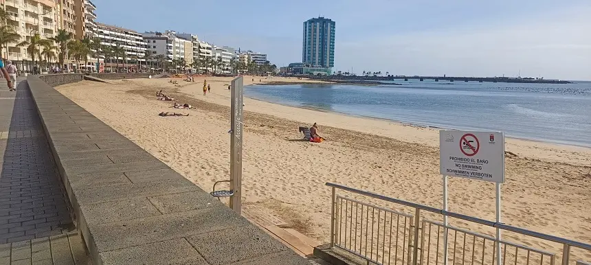 Imagen hoy de la Playa de El Reducto. El Ayuntamiento prohíbe el baño de manera temporal