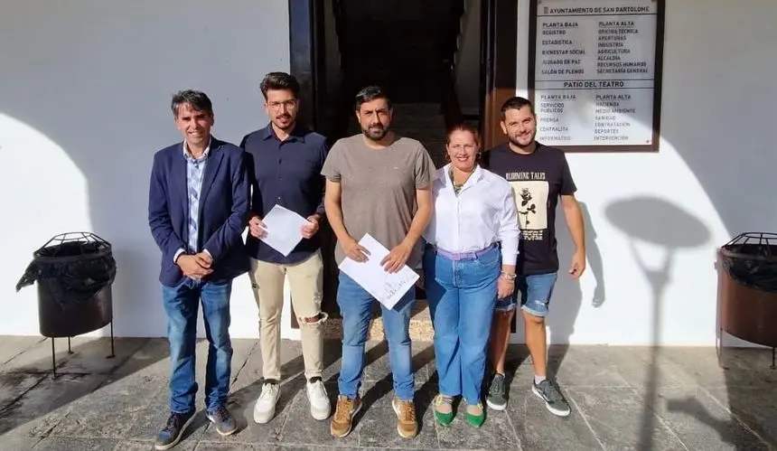 Imagen de los concejales de CC y PP en la puerta del Ayuntamiento