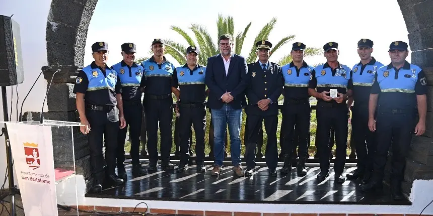 Isidro Pérez junto a los policias  de San Bartolomé.