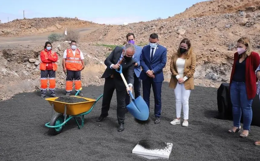 Momento de la colocación de la primera y última piedra de la residencia de mayores de Tahíche en plena pandemia del coronavirus.