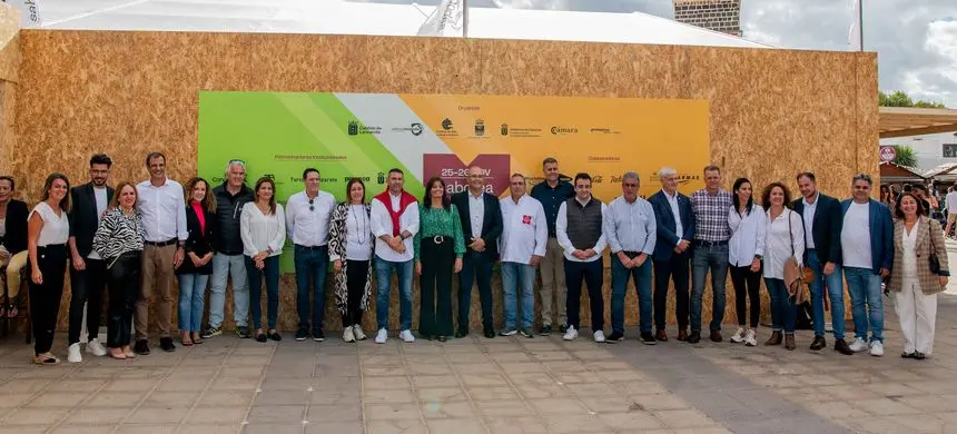 Imagen de las autoridades políticas y empresariales que están detrás de la organización del Saborea
