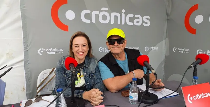 Laura San José y Chalo Frías este sábado por la mañana en el improvisado estudio de Crónicas Radio en la feria