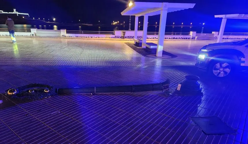 Imagen de la farola derribada