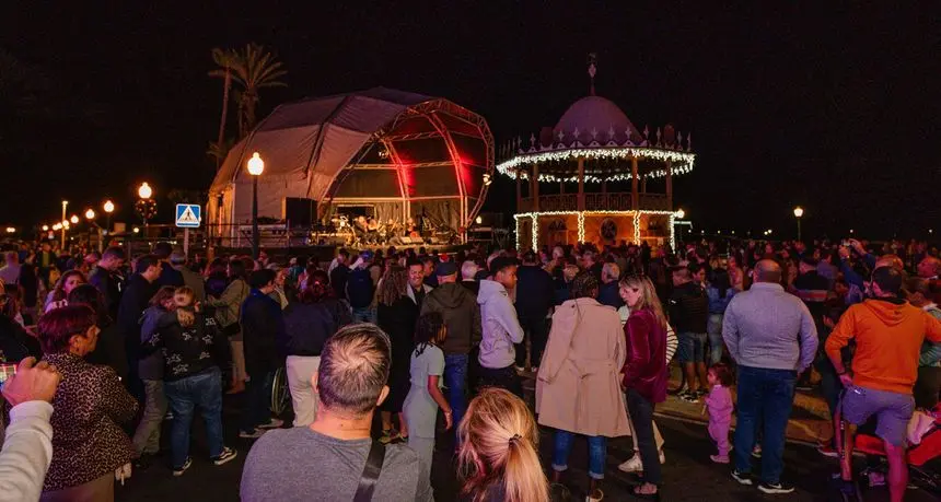 Imagen del público que se dio cita para ver el encendido navideño