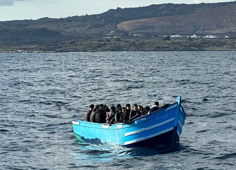 Imagen de una de las pateras llegando a Lanzarote procedente de Marruecos