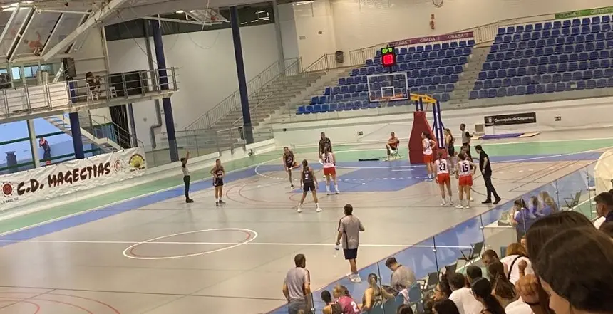 Imagen de un partido en un pabellón municipal.