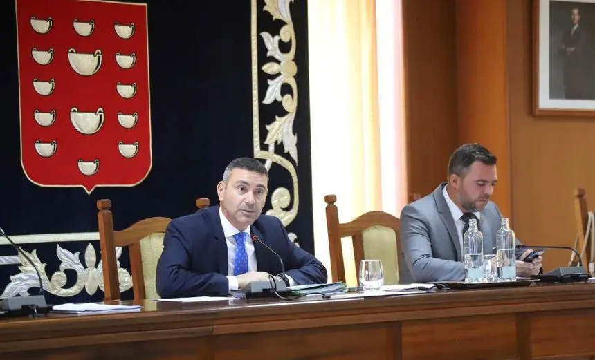 Oswaldo Betancort y Jacobo Medina durante el pleno de este lunes