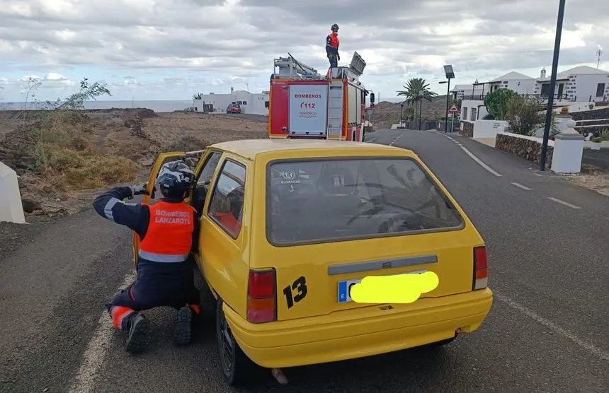 Momento de la asistencia de los bomberos al vehículo siniestrado