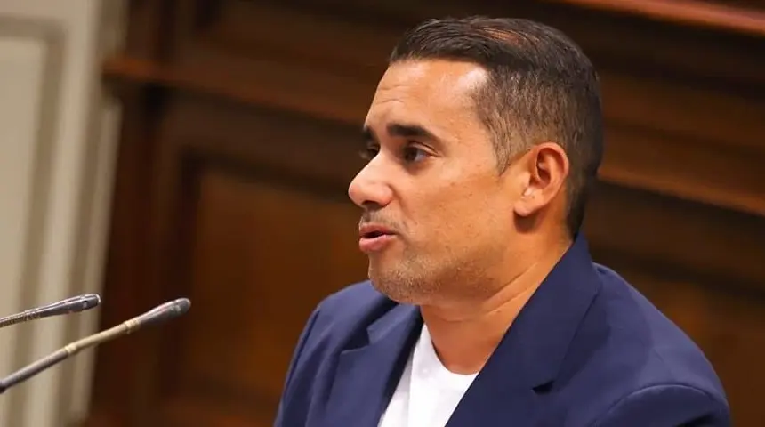 Yoné Caraballo en el Parlamento de Canarias.