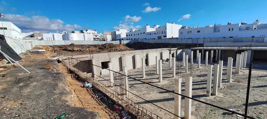 Imagen de cómo se encuentra la obra abandonada desde hace lustros.