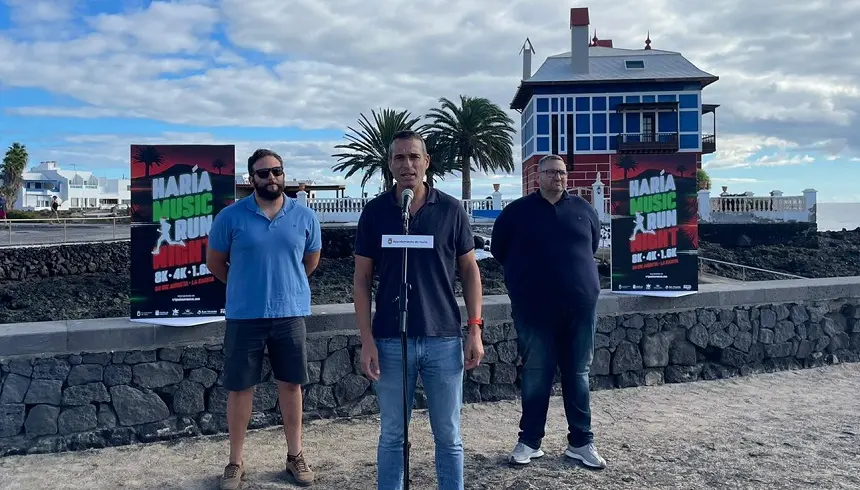 El alcalde y dos de sus concejales durante la presentación de la prueba.