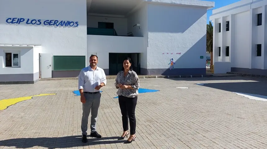 El alcalde de Arrecife, Yonathan de León, y la concejal de Educación Anbigail González