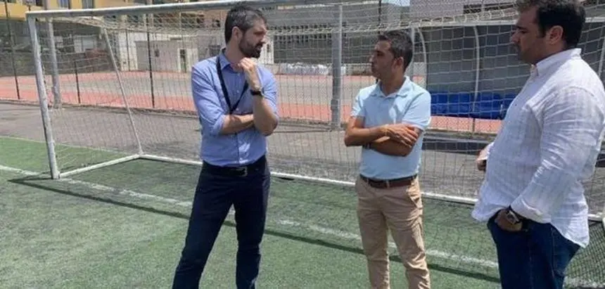 Roy González, en el centro de la imagen, en su etapa como concejal de Deportes de Arrecife.