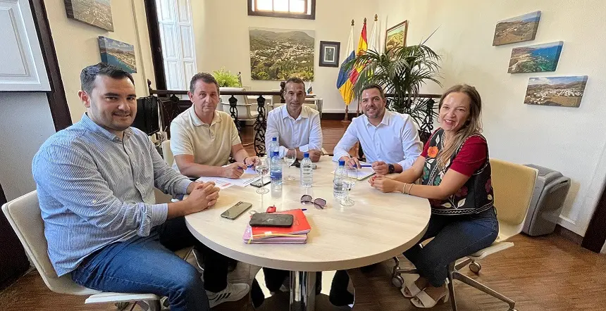 Jacobo Medina con los representantes municipales