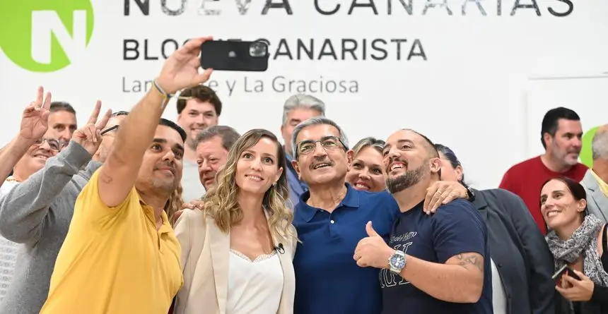 Foto de familia de los integrantes del Comité con el presidente nacional del partido