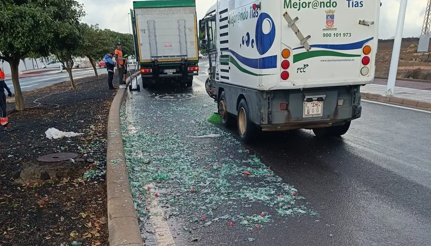 Imagen de la carretera llena de cristales tras producirse la caída de la carga.