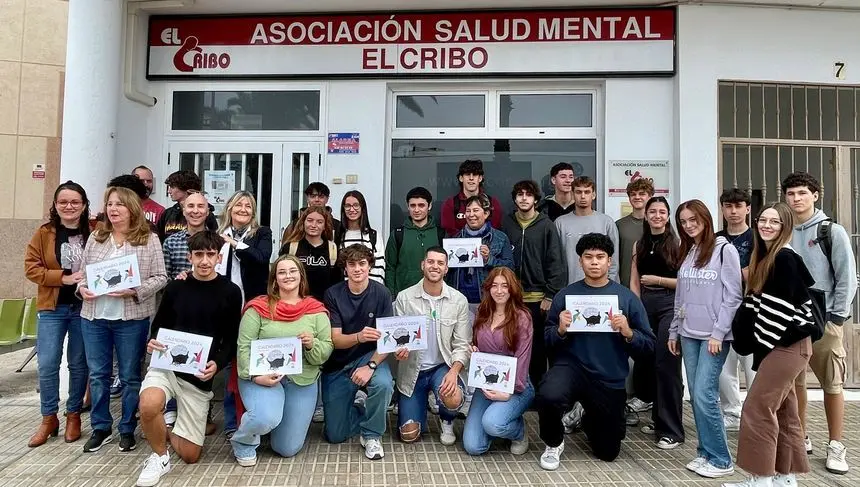 Imagen de los alumnos y los responsables de El Cribo, del centro, de Educación y del Ayuntamiento en la puerta de la Asociación.