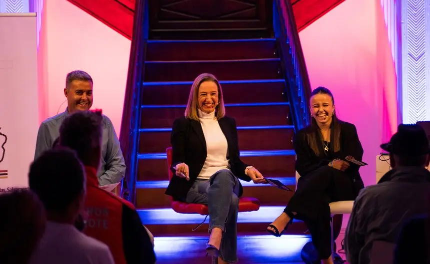 Uno de los momentos de la presentación con nuestra compañera Laura San José de moderadora.