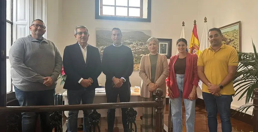 Román Rodríguez y Yoné Caraballo durante su visita al Ayuntamiento de Haría.