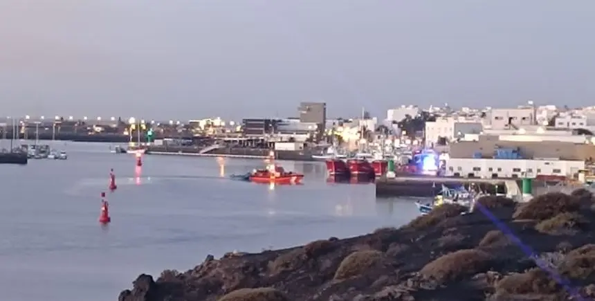 Imagen de la llegada de la salvamar con los inmigrantes a Puerto Naos
