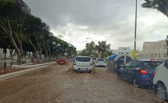 Imagen de archivo de una calle inundada tras la lluvia en Arrecife.