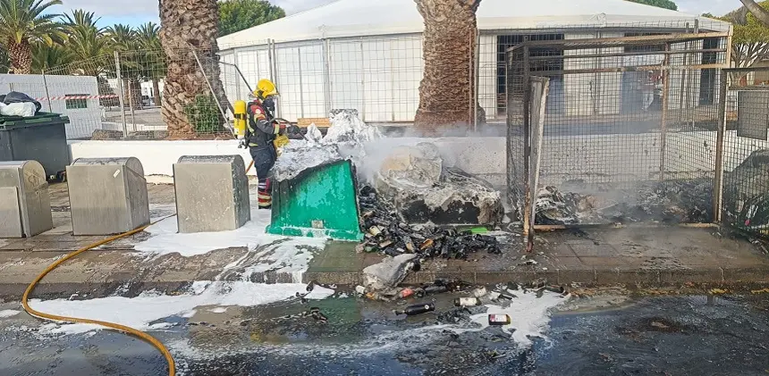 Contedores totalmente calcinados e inservibles tras el incendio producido en Teguise.