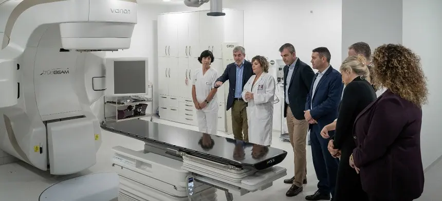 El presidente del Gobierno de Canarias recibiendo las explicaciones por parte del equipo técnico del hospital.