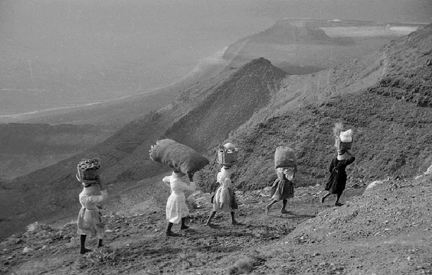 Grupo de gracioseras bajando El Risco tras vender pescado en los pueblos del norte. Javier Reyes Acuña