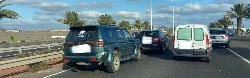 Choque entre dos vehículos en la autovía de Playa Honda.