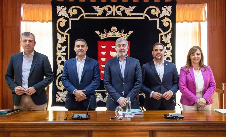El presidente y el vicepresidente del Gobierno de Canarias con el presidente y el vicepresidente del Cabildo de Lanzarote
