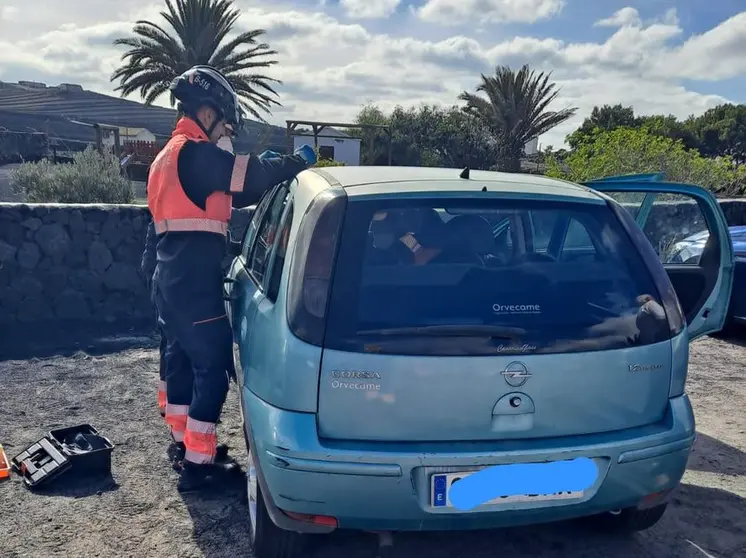 Momento en el que los bomberos acceden al interior del vehículo.