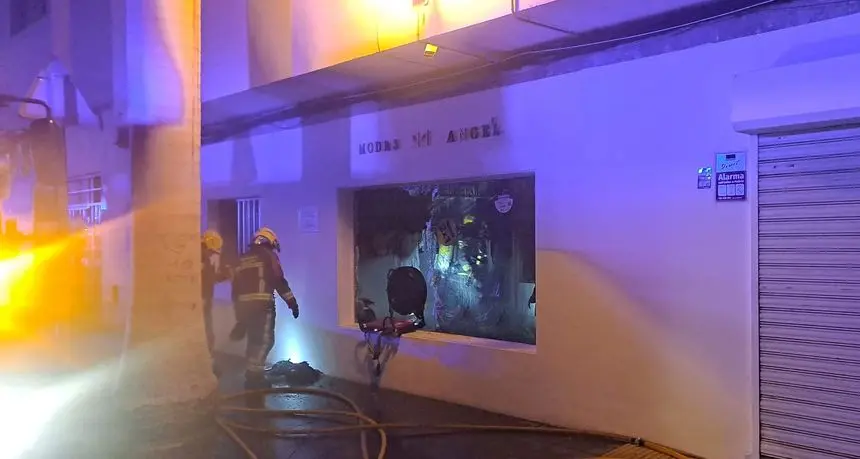 Momento de la actuación de los bomberos.
