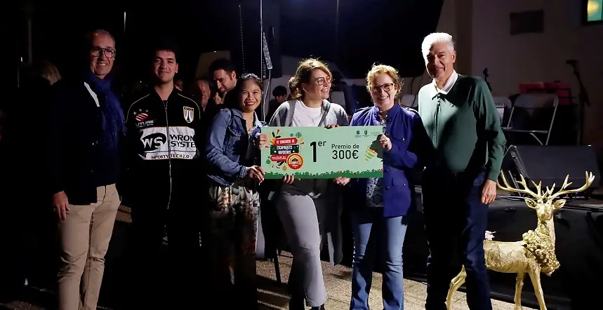 Entrega del primer premio del concurso de escaparates navideños.