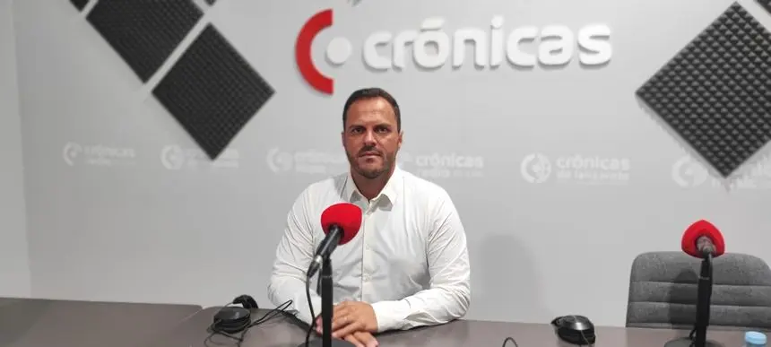 Yonathan de León en el estudio de Crónicas Radio